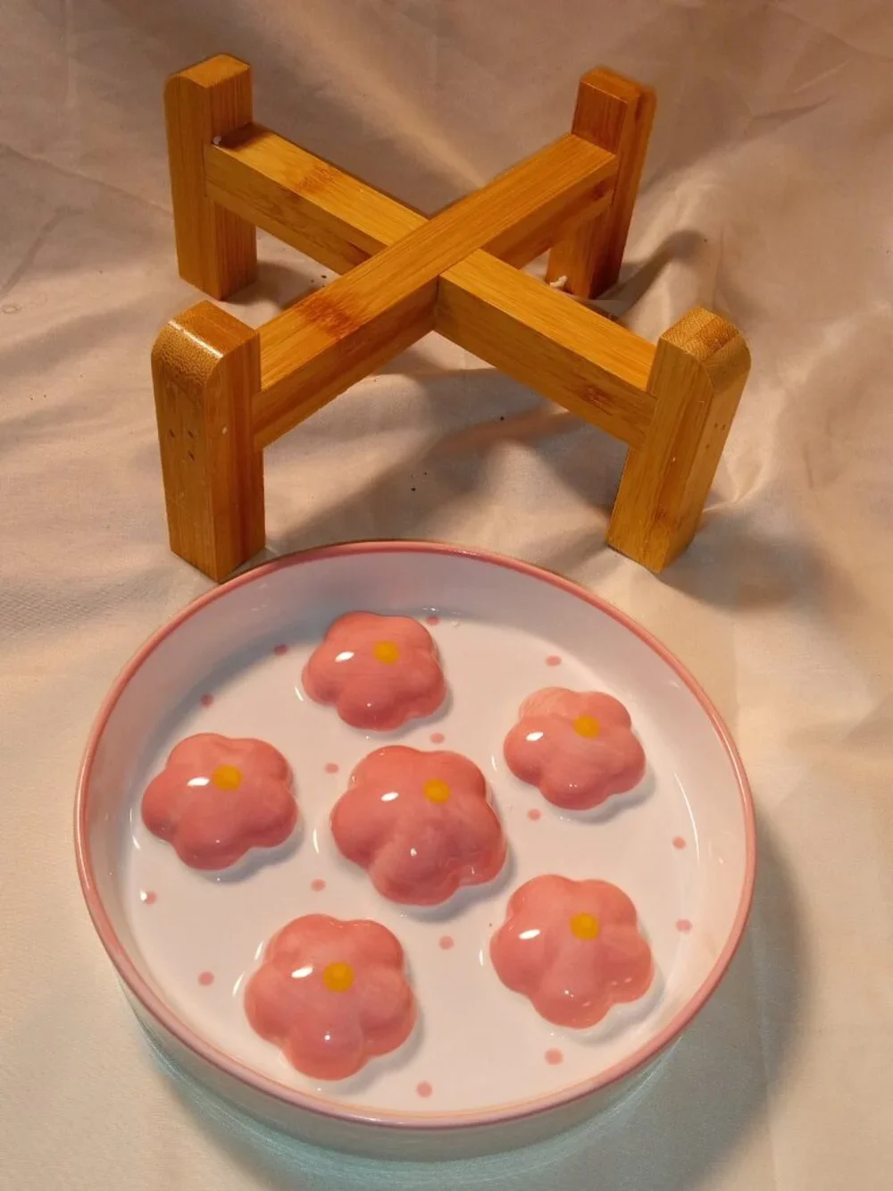 BEAUTIFUL PINK AND WHITE CAT BOWL CERAMIC WITH WOODEN STAND